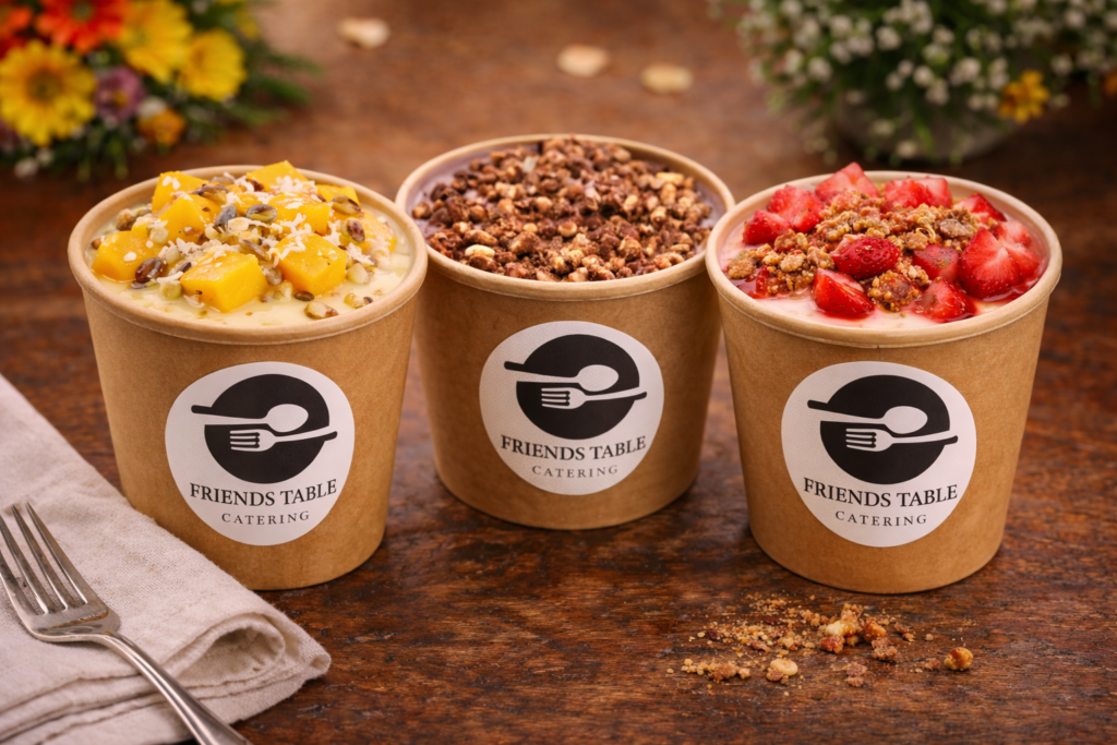 Verschiedene Dessertbecher mit Schoko, Mango und Erdbeeren – modernes Dessert Catering Berlin für Events