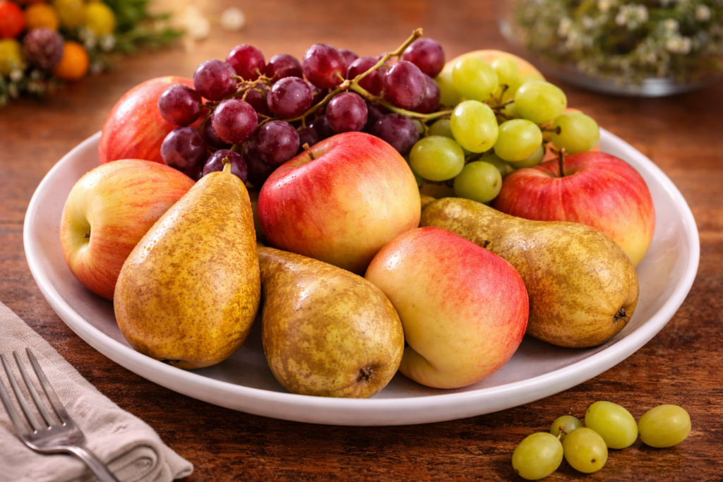 Frische Obstplatte mit roten und grünen Trauben, Äpfeln und Birnen für hochwertiges Catering in Berlin